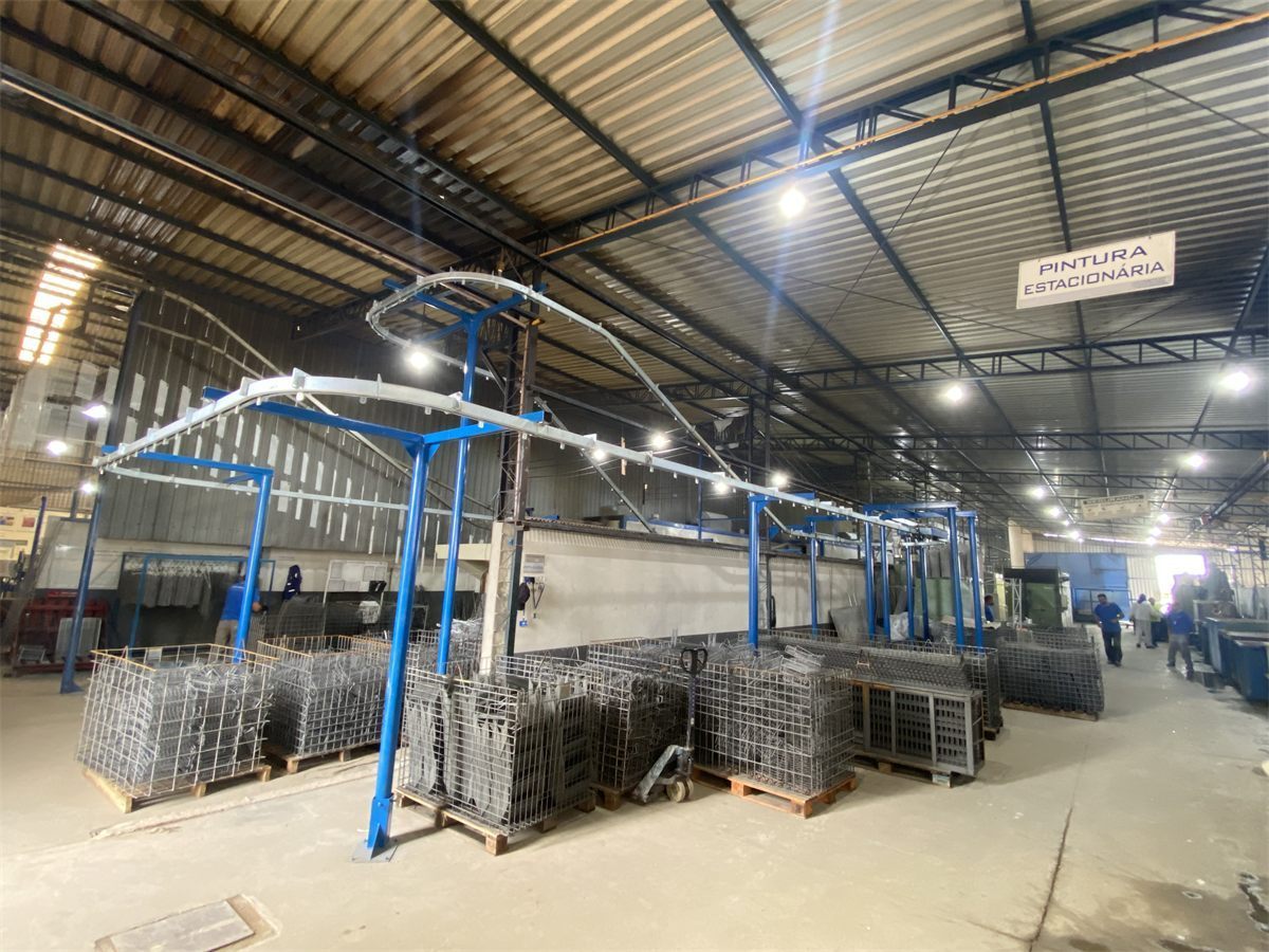 Linha industrial com cabine de pintura automática