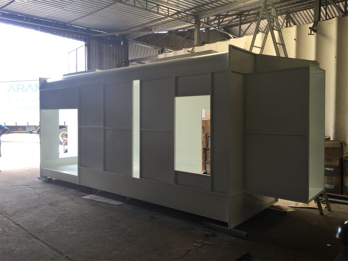 Cabine de pintura eletrostática a pó em ambiente industrial