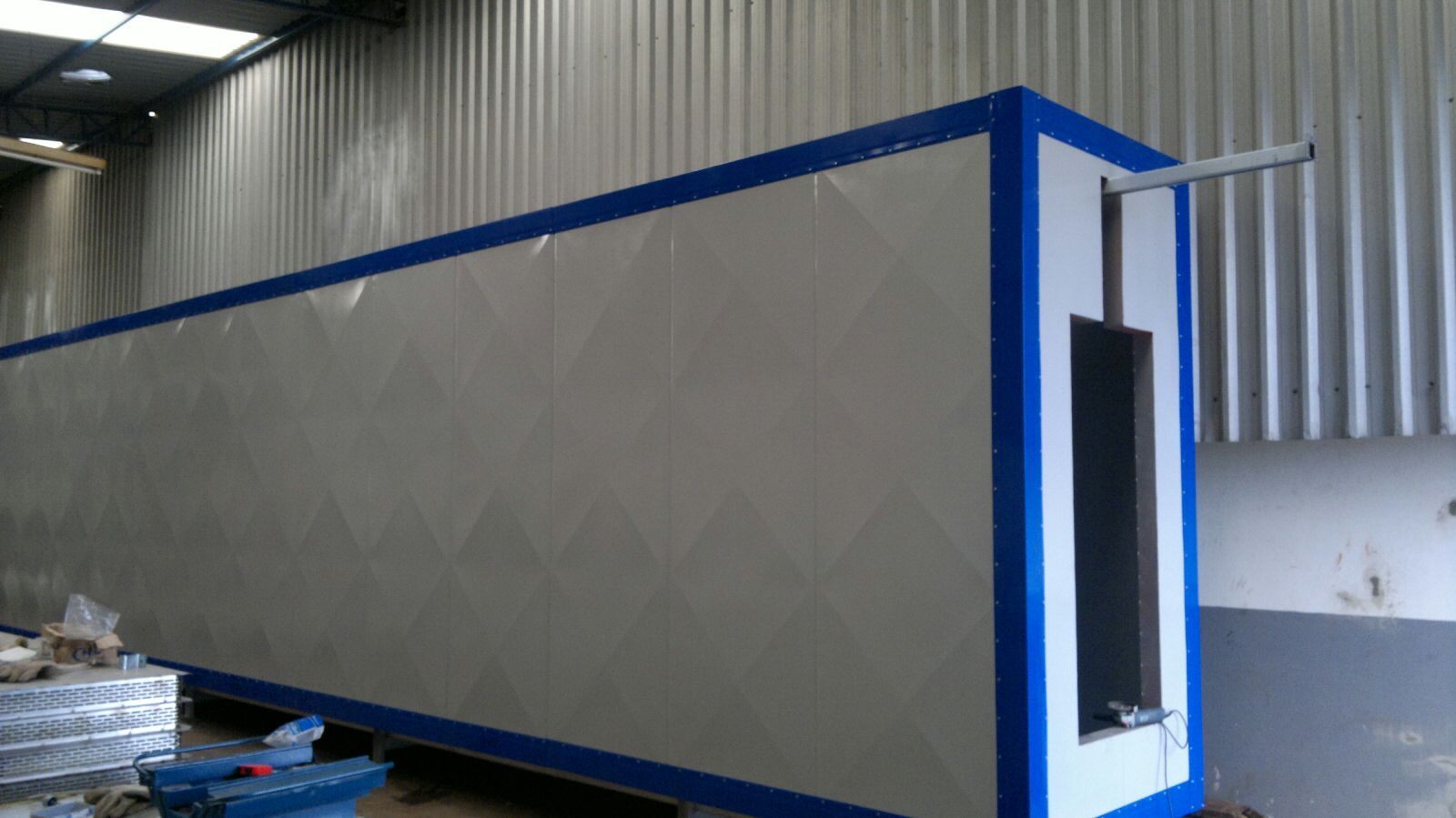 Cabine de pintura líquida para processo industrial