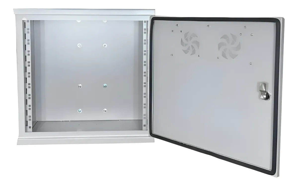 Rack outdoor cinza padrão 19 polegadas com porta aberta, trilhos internos e vedação perimetral