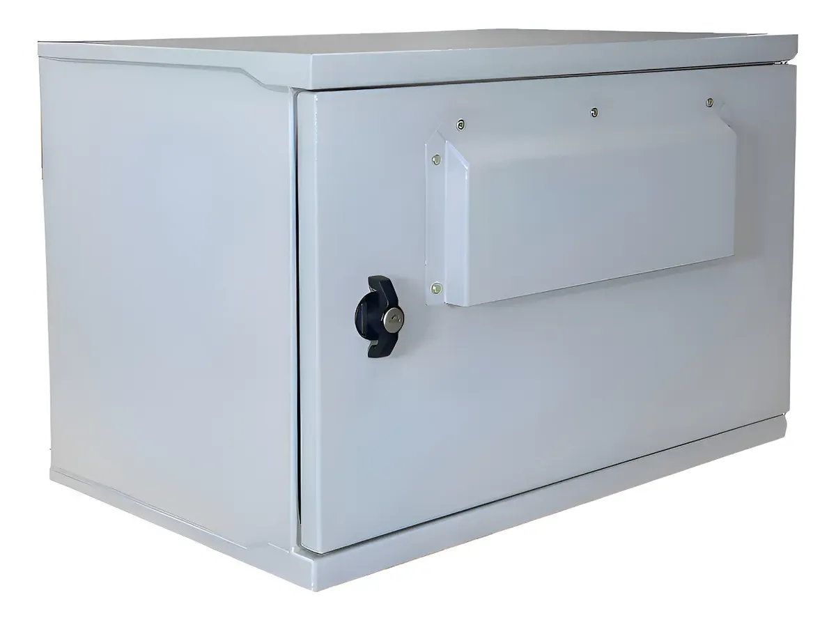 Rack outdoor AzLink 6U LoCo cinza com porta fechada e fechadura, em vista frontal e lateral