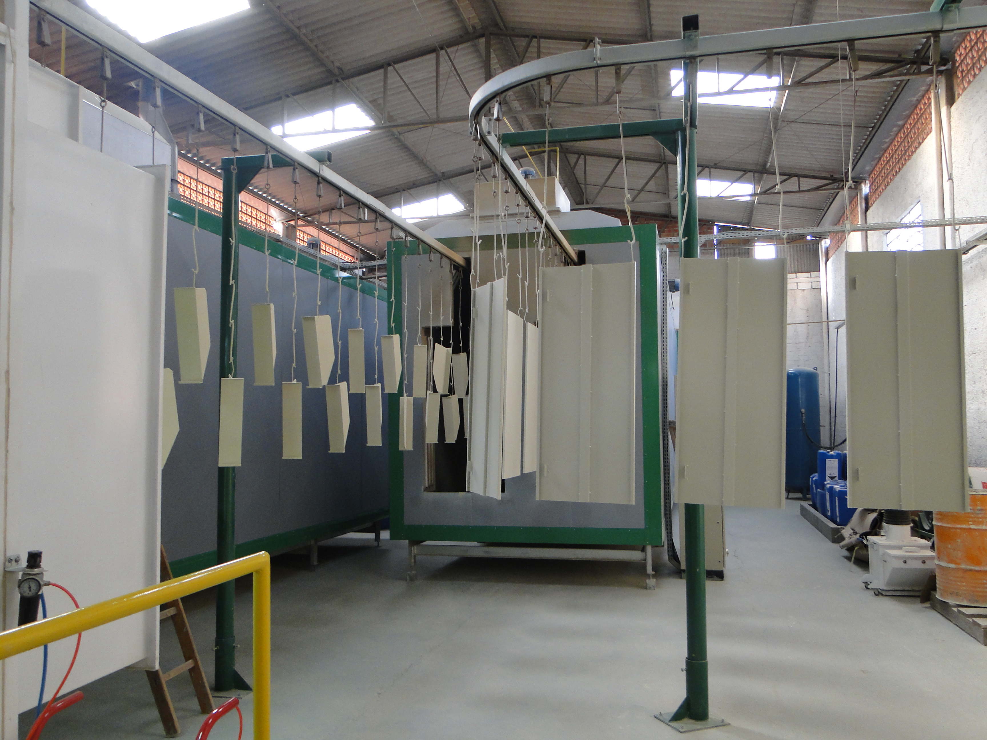 Linha industrial com cabine de pintura automática
