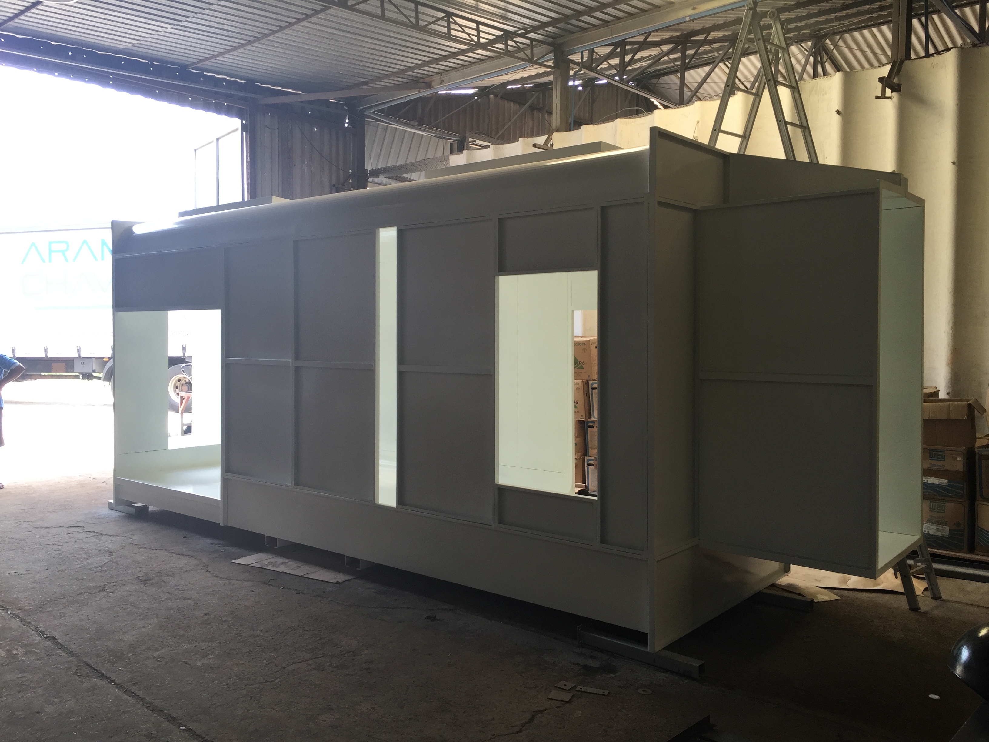 Cabine de pintura eletrostática a pó em ambiente industrial