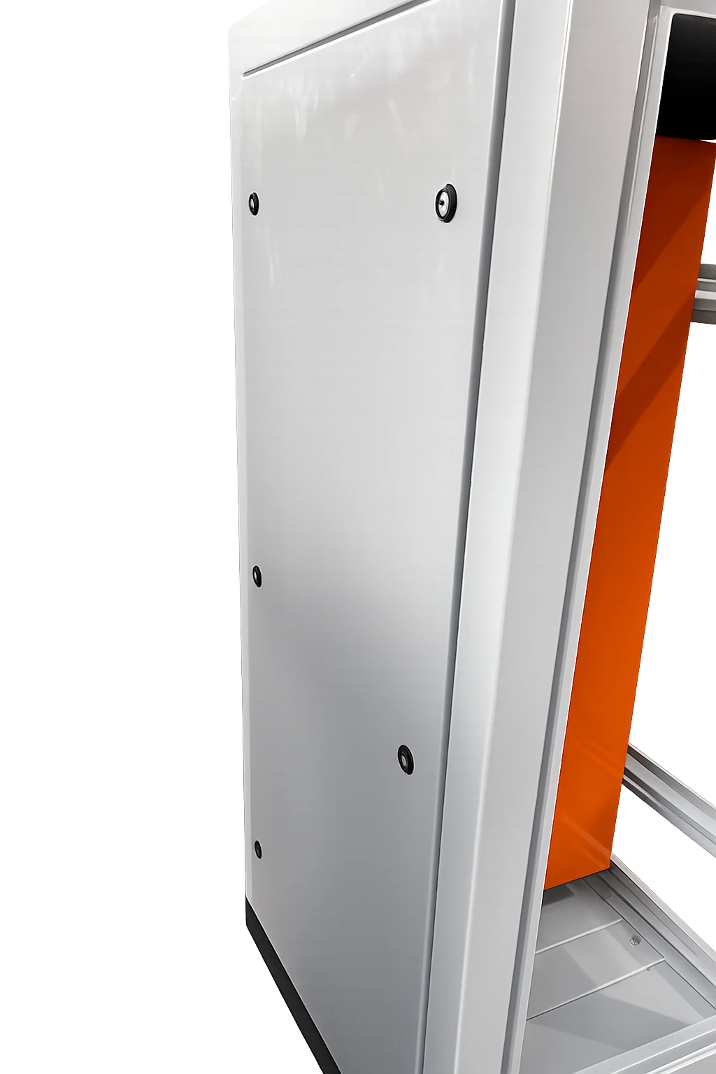 Detalhe do acabamento lateral e do painel interno laranja do gabinete Metal Life