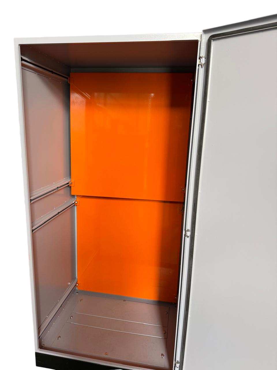 Interior do gabinete aberto: painel de montagem, trilhos laterais, base e porta